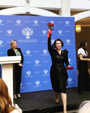 Olga Tumaykina Instagram - Только что..в Большом театре состоялась церемония вручения высоких наград..🎭 Народные артисты России-Ольга Тумайкина и Андрей Ильин @andreyilin2244 ! Спасибо нашему театру имени Е.Вахтангова! @vakhtangov_theatre Спасибо нашему руководству - Римасу Туминасу и директору театра Кириллу Кроку @kirillkrok Спасибо Министру культуры РФ Ольге Борисовне Любимовой! Спасибо дорогим коллегам и моим друзьям за этот путь,где случилась такая приятная «остановка» для награды! Спасибо моим режиссёрам-за веру,за любовь,за науки и опыты @andrey_maximov_official @tsitrinyak @gulnazbalpeisova и многим другим,кто «Инстаграм пространство» не населяет)) #народныеартисты #ольгатумайкина #андрейильин #большойтеатр #прекрасныйденькакой #настроениепраздничноеибоевое #спасибовсем