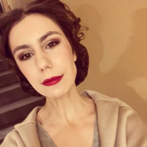 Olga Tumaykina Instagram - Полина Бондарь @bonpoli  Доченька моя! Здесь разные такие наши фотографии! Сейчас она играет спектакль!..а я про институт «актерского агенства»..который в нашем пространстве,-работает от раза в раз.. Ррраз!-и ты артист,который от элитарнокинородителей! И! На тебе не отдыхает природа!..пишут о тебе,смотрят на тебя,снимают тебя..и ты такой-Old Many..и ты такой:выбираю сценарии и снимаюсь,где хочется!..Хорошо это!!! Очень!!! Понимаю..Ценю,когда вижу.Моё наследство,-каково?!..И сейчас,снимаясь,-я преследую только одну цель-обеспечить благосостояние моей семьи,это как на север уехать,и мыть золото,чтобы семье было бы полегче,-совсем не хочется,чтобы Полине пришлось бы так же,как и мне..Но! Агенты Актеров,или как там они называют себя,-сначала ждут «золотой песок « с приисков ,а потом уже..-Я же говорила,она драгоценность..» Как бы было хорошо,-чтобы «золотые слитки «.-в нужные руки попали..