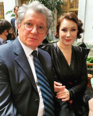 Olga Tumaykina Instagram - Только что..в Большом театре состоялась церемония вручения высоких наград..🎭 Народные артисты России-Ольга Тумайкина и Андрей Ильин @andreyilin2244 ! Спасибо нашему театру имени Е.Вахтангова! @vakhtangov_theatre Спасибо нашему руководству - Римасу Туминасу и директору театра Кириллу Кроку @kirillkrok Спасибо Министру культуры РФ Ольге Борисовне Любимовой! Спасибо дорогим коллегам и моим друзьям за этот путь,где случилась такая приятная «остановка» для награды! Спасибо моим режиссёрам-за веру,за любовь,за науки и опыты @andrey_maximov_official @tsitrinyak @gulnazbalpeisova и многим другим,кто «Инстаграм пространство» не населяет)) #народныеартисты #ольгатумайкина #андрейильин #большойтеатр #прекрасныйденькакой #настроениепраздничноеибоевое #спасибовсем