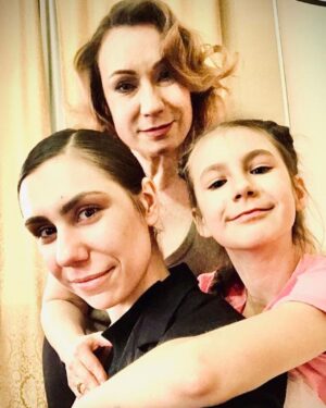 Olga Tumaykina Instagram - Мы поздравляем вас с 1 июня!!!! Первый день лета🧚 День Защиты детей👩‍👧‍👧 Пусть всегда будут рядом те,кто будет защищать и оберегать всех девочек и мальчиков👫 ...Люблю вас,-Цветы моей жизни❤️🌷🌹...