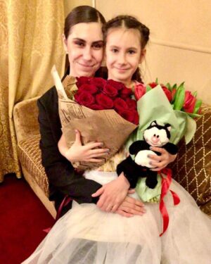 Olga Tumaykina Instagram - Мы поздравляем вас с 1 июня!!!! Первый день лета🧚 День Защиты детей👩‍👧‍👧 Пусть всегда будут рядом те,кто будет защищать и оберегать всех девочек и мальчиков👫 ...Люблю вас,-Цветы моей жизни❤️🌷🌹...