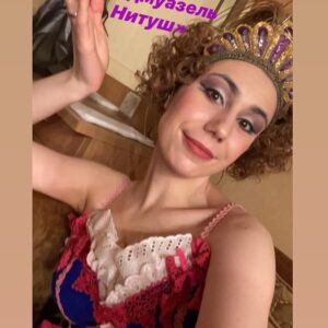 Olga Tumaykina Instagram - Полина Бондарь @bonpoli  Доченька моя! Здесь разные такие наши фотографии! Сейчас она играет спектакль!..а я про институт «актерского агенства»..который в нашем пространстве,-работает от раза в раз.. Ррраз!-и ты артист,который от элитарнокинородителей! И! На тебе не отдыхает природа!..пишут о тебе,смотрят на тебя,снимают тебя..и ты такой-Old Many..и ты такой:выбираю сценарии и снимаюсь,где хочется!..Хорошо это!!! Очень!!! Понимаю..Ценю,когда вижу.Моё наследство,-каково?!..И сейчас,снимаясь,-я преследую только одну цель-обеспечить благосостояние моей семьи,это как на север уехать,и мыть золото,чтобы семье было бы полегче,-совсем не хочется,чтобы Полине пришлось бы так же,как и мне..Но! Агенты Актеров,или как там они называют себя,-сначала ждут «золотой песок « с приисков ,а потом уже..-Я же говорила,она драгоценность..» Как бы было хорошо,-чтобы «золотые слитки «.-в нужные руки попали..