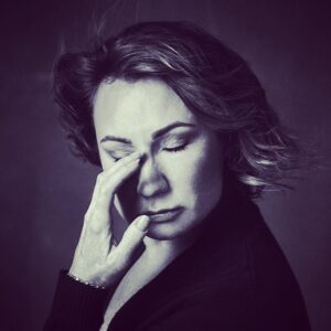 Olga Tumaykina Instagram - Полина Бондарь @bonpoli  Доченька моя! Здесь разные такие наши фотографии! Сейчас она играет спектакль!..а я про институт «актерского агенства»..который в нашем пространстве,-работает от раза в раз.. Ррраз!-и ты артист,который от элитарнокинородителей! И! На тебе не отдыхает природа!..пишут о тебе,смотрят на тебя,снимают тебя..и ты такой-Old Many..и ты такой:выбираю сценарии и снимаюсь,где хочется!..Хорошо это!!! Очень!!! Понимаю..Ценю,когда вижу.Моё наследство,-каково?!..И сейчас,снимаясь,-я преследую только одну цель-обеспечить благосостояние моей семьи,это как на север уехать,и мыть золото,чтобы семье было бы полегче,-совсем не хочется,чтобы Полине пришлось бы так же,как и мне..Но! Агенты Актеров,или как там они называют себя,-сначала ждут «золотой песок « с приисков ,а потом уже..-Я же говорила,она драгоценность..» Как бы было хорошо,-чтобы «золотые слитки «.-в нужные руки попали..