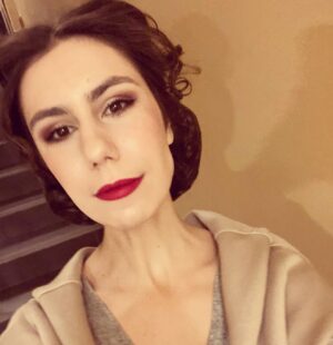 Olga Tumaykina Instagram - Дочки-матери у нас такие..Играем..пока в разных спектаклях..на разных сценах наших грандиозных,в Вахтанговском пространстве!))..что-то вспомнила,-были такие времена,когда модно и желанно было получить в подарок Звезду или кусочек Луны,скажем.. Хочется романтического сертификата-«Созвездия Вахтангова» ..Мне скажут,-Не за чем!.Какая богатая история и блестящие люди..и Звёзды на Земле»!!!..Всё так..Но! Тут весна пришла,почти..Разные Радостные События..Преддверие дня рождения..хочется подарков..(не особенно избалована ими я,и больше люблю-дарить..) ну и вот!!! В мае будет премьера нового спектакля,где мы с Полиной Бондарь @bonpoli играем на одной сцене.. Пусть это будет подарок нам обеим..!!! #доченька #артисткатеатравахтанговаполинабондарь #хочетсяподарковдлятебя #играемнаоднойсцене #моесчастье #пустьутебябудетбольше