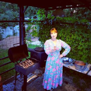Olga Tumaykina Instagram - Мы в отражении друг друга..пытаемся радость принести!!! Да! Даже,за столько километров,на дачах..где есть цивилизация,друзья из Майами,деревня,-рождённая с Фрунзенской набережной,образчик друзей и родных людей!. Давайте посмотрим..-«Отражение звезды «!!!».. А наши дачные дни,до показа на канале Россия..с Бренеран,-Буран..проведём!!! Радость наших детей.вкуснота.безопасность.от огня.от излишнего дыма.и! Радость! Всё испытали, и давно на себе! ...Ну,пишу))..и слышу от соседей (телевизорно)))..Отражение звезды..Благополучия вам всем!.. Удачи и Успехов! ..пусть не будет страшного,пусть будет жизнеутверждающее,-всегда!!! Мы про это и снимали!)))🎬🌹❤️