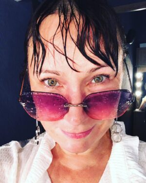 Olga Tumaykina Instagram - Какая-то ламбада с неба обрушилась на меня! 150 шагов до театра,-и небесная канцелярия устроила мне тропический душ! Я не ною,и на жару тоже)) Слишком хорошо помню эту прошлую зиму..во всех смыслах!))💦🧜🧑‍🎄🧚🌂🌞🌧⛄️🌈#летнийдождь #иэтотожерадость #вечеромспектакль #любовьутрона