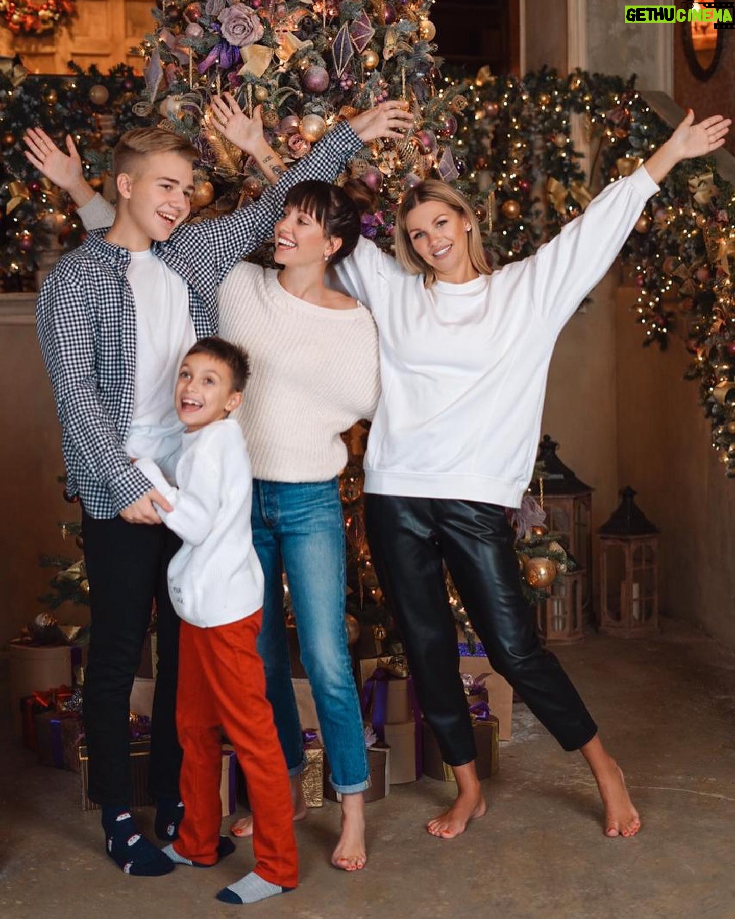 Olga Vainilovich - 1.1K Likes - Merry Christmas 🎁🎄 #family