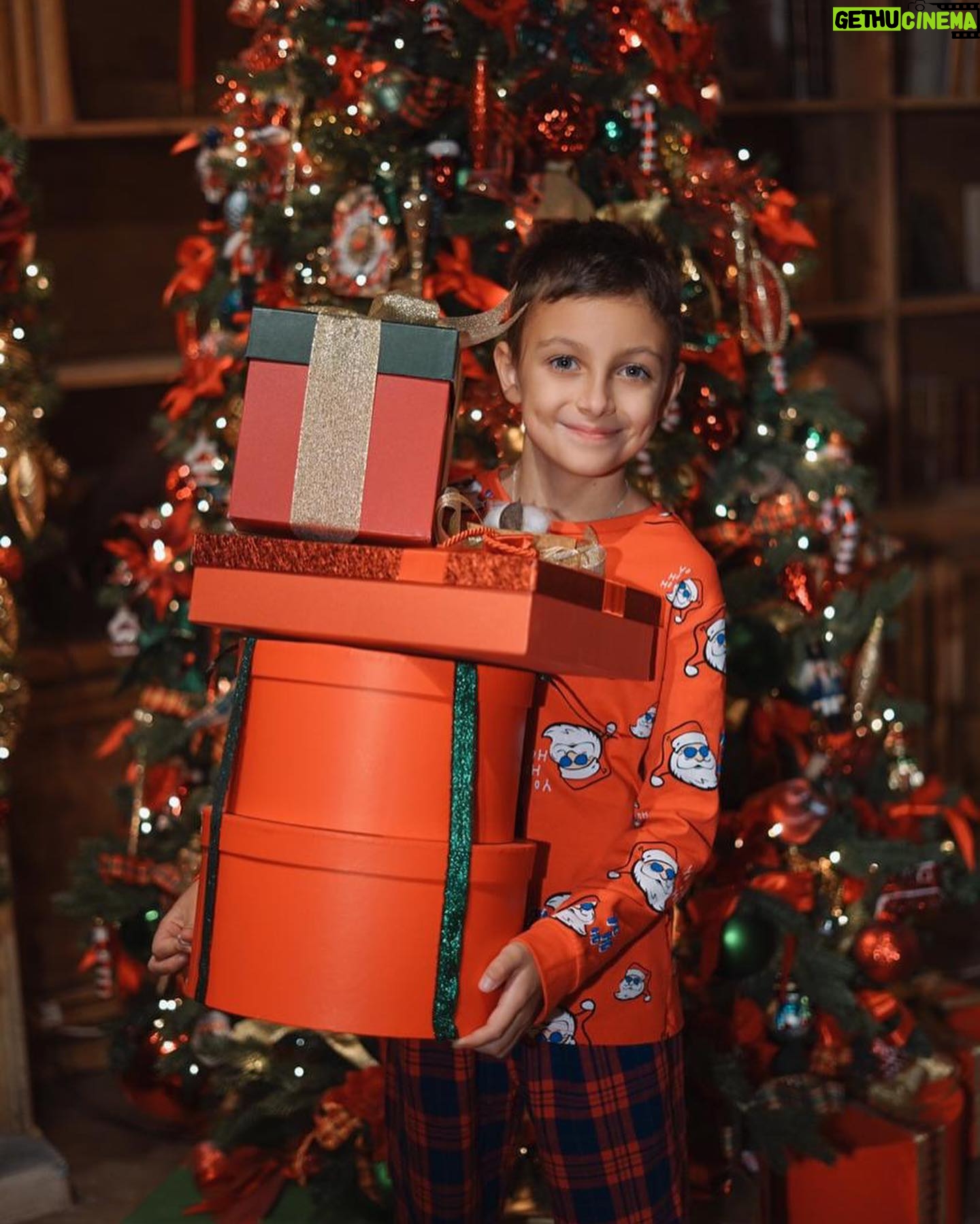 Olga Vainilovich - 1.1K Likes - Merry Christmas 🎁🎄 #family