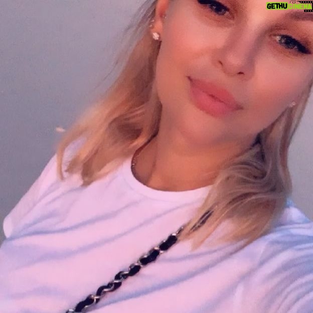 Olga Vainilovich - 1.6K Likes - Очень много вопросов в Директ про наш Отель @jamanafaru ! О ребята,это супер крутой Отель! Мы четвёртый раз на мальдивах и были в разных отелях. Тот, кто меня знает,я очень придирчива к обслуживанию, к номерам,так что я тщательно и долго выбирала отель ,в который мы поедем в этот раз! Отель находится на Haa Alif Attoll ,здесь супер крутой подводный мир. Остров не «насыпной», натуральный, что очень было важно для меня,так как мы очень любим снорклить! Виллу впервые выбрали на воде. Раньше всегда жили на земле. И,о боги,к нашей вилле каждый день приплывают дельфины!!!!!! Невероятно приветливый персонал,обслуживание на высшем уровне,еда очень вкусная во всех ресторанах! Здесь можно просто валяться,загорать и купаться,так же можно активно проводить время: рыбалка,дайвинг,снорклинг и много всего прочего!! Самое крутое,лично для меня,это то,что отдыхающих здесь много,но никого не видно,никто не мешает насладится отдыхом,особенно если вы приехали вдвоём на романтик!!! Подумываем встретить здесь Новый Год,надо будет только съездить за ёлкой!!! Могу с уверенностью сказать,что это самый лучший отель,в котором мы были когда-либо на Мальдивах!!!! @jamanafaru_maldives #maldives #holidays #family #manafarumaldives #myJAmanafaru, #myJAmoment, #travel #happymoments #vacation #maldives #islandlife