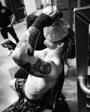 Oliver Claffey Instagram - Between rounds 2 & 3, as we toed the line, I said to @slickrickmma "I'm having so much fun right now, mate!"

I got a little smile in return and "It's a good fight!"

We high-fived and got right back to punching each other in the face. Looking forward to the next one. 🏴‍☠️

👊 @bareknucklefc

📸 @aaronlitz

#CaptainJack #BKFC #BKFC25