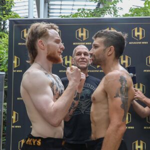 Oliver Claffey Instagram - Pesée médiatique de @mrgentlemanjack & @kevin_cesari_mma 🥊

Ça va chauffer dans la cage ! 🔥

Rendez-vous le Vendredi 04 Août pour l'HEXAGONE MMA 8 👊
🏛 @arenesbeziers
📍 À 1h30 de Toulouse & 1h de Montpellier !

📺 En Direct sur RMC SPORT 2 @rmc_sportcombat

🎫 Billets à partir de 19€ ⬇️
(lien en bio Instagram)

Une soirée inoubliable vous attend 👊

Abonnez vous pour ne rien louper de l'actu HEXAGONE MMA 📲

#HEXAGONEMMA #MMA #HXMMA #FrenchMMAleague #LIVEsport #Fighting #Fight #CombatSports #Live #UFC #Sport #LivesportsStreaming #MMAFrance #MMAevent #beziers #arènesdebeziers