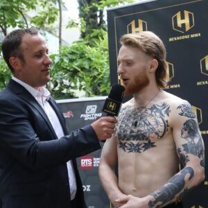 Oliver Claffey Instagram - Pesée médiatique de @mrgentlemanjack & @kevin_cesari_mma 🥊

Ça va chauffer dans la cage ! 🔥

Rendez-vous le Vendredi 04 Août pour l'HEXAGONE MMA 8 👊
🏛 @arenesbeziers
📍 À 1h30 de Toulouse & 1h de Montpellier !

📺 En Direct sur RMC SPORT 2 @rmc_sportcombat

🎫 Billets à partir de 19€ ⬇️
(lien en bio Instagram)

Une soirée inoubliable vous attend 👊

Abonnez vous pour ne rien louper de l'actu HEXAGONE MMA 📲

#HEXAGONEMMA #MMA #HXMMA #FrenchMMAleague #LIVEsport #Fighting #Fight #CombatSports #Live #UFC #Sport #LivesportsStreaming #MMAFrance #MMAevent #beziers #arènesdebeziers