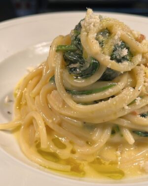 Oliver Ingrosso Instagram - One pasta I’m particularly proud of, because I made it myself. Is this spaghetti con burro e limone. It’s not like I revolutionist anything at all but I’ve never seen it before. That doesn’t mean it’s not been done though. 

It’s a beautiful mix between the roasted garlic, sautéed spinach, lemon, butter and Parmesan and of course spaghetti. Who doesn’t love spaghetti !? The method is in my cookbook. But if you don’t feel like making it yourself you can always get it at olli for now #quantobasta