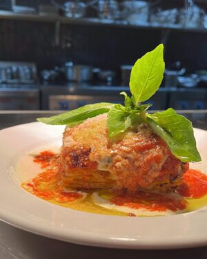 Oliver Ingrosso Instagram - Imorgon söndag är den tillbaka på menyn för dagen och kvällen. Vår lasagne gjord på vår bolognese som fått koka i ett par timmar minst sagt. Sen toppas den med passata och parmesan innan den gratineras i ungen. Och på tallriken lägger vi ännu mer passata, Béchamel & parmesan. Avsluta med lite EVOO. Godare lasagne får du nog leta länge efter. Ses imorgon