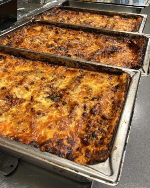 Oliver Ingrosso Instagram - Imorgon söndag är den tillbaka på menyn för dagen och kvällen. Vår lasagne gjord på vår bolognese som fått koka i ett par timmar minst sagt. Sen toppas den med passata och parmesan innan den gratineras i ungen. Och på tallriken lägger vi ännu mer passata, Béchamel & parmesan. Avsluta med lite EVOO. Godare lasagne får du nog leta länge efter. Ses imorgon