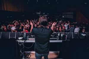Oliver Ingrosso Instagram - Getting my long hair back after the summer