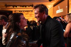 Oliver Masucci Instagram - Yesterday I presented best performance by an actress @karlasouza won the International  Emmy for her film La Caida (Dive) at the International Emmys in New York congratulations  Carla Souza
Foto @land.nrw Ralf Sondermann