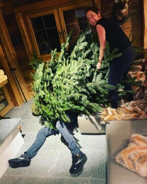 Oliver Masucci Instagram - when everything goes wrong let’s rock around the Christmas tree