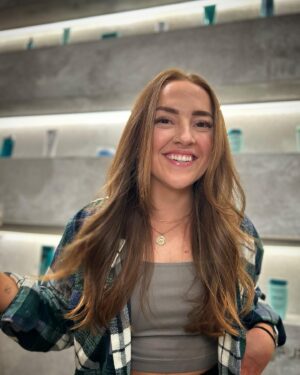 Olivia Leclerc Instagram - À quel point je négligeais mes pauvres cheveux depuis les dernières années ? 😱

J’ai mit les pieds au @bluntmtl hier. 🙏🏻 

@faddoulsky s’est occupé de me faire une intervention et m’a fait réaliser le potentiel de ma chevelure 👩🏼‍🦰💥

Ça doit faire 10 personne qui prennent le temps de me dire que j’ai des beaux cheveix aujourd’hui 🥹.

#blunt #bluntmtl #coiffure #cheveux #cheveuxnaturels #hair #redhair #redhead