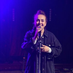 Olivia Leclerc Instagram - Il y a 1 mois, j’ai commencé à faire de l’humour sur scène. Après 4 semaines intensives de rodage, j’ai l’honneur d’embarquer sur la scène du @zoofest.offjfl ce soir, avec pleins d’autre humoristes que j’admire. 🙏🏻

Let’s do this ! 🔥
#standup #standupcomedy #humour #festival #zoofest #zoofestmtl #scene #openmic #rodage #lebordelcomedieclub #leterminalcomedieclub