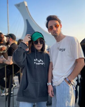 Olivia Leclerc Instagram - À quel point j’ai tout donné pour mon dernier outfit ? Vous avez ici la preuve que je suis rendu à l’âge de choisir le confort. 👵🏼

We did it ! 🔥 
Trois jours de @festivalmetrometro et ça s’entend légèrement dans ma voix. 

#festivalmetrometro #metrometro #metrometrofestival #outfitcheck #noreplynecessary #friends #summer #mtl
