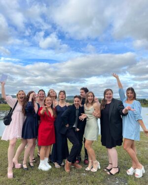 Olivia Leclerc Instagram - Retrouver ma cohorte de l’École de Théatre au mariage de @william_cloutier et @sara_dagenais : CHECK ✅

J’ai toute aimé de cette soirée, même les speech sur l’amour ! 😱 

*et merci à @ce.lia pour la robe* 😍🙏🏻

#mariage #wedding #outfit #williamcloutier #saradagenais #love #friends #chic