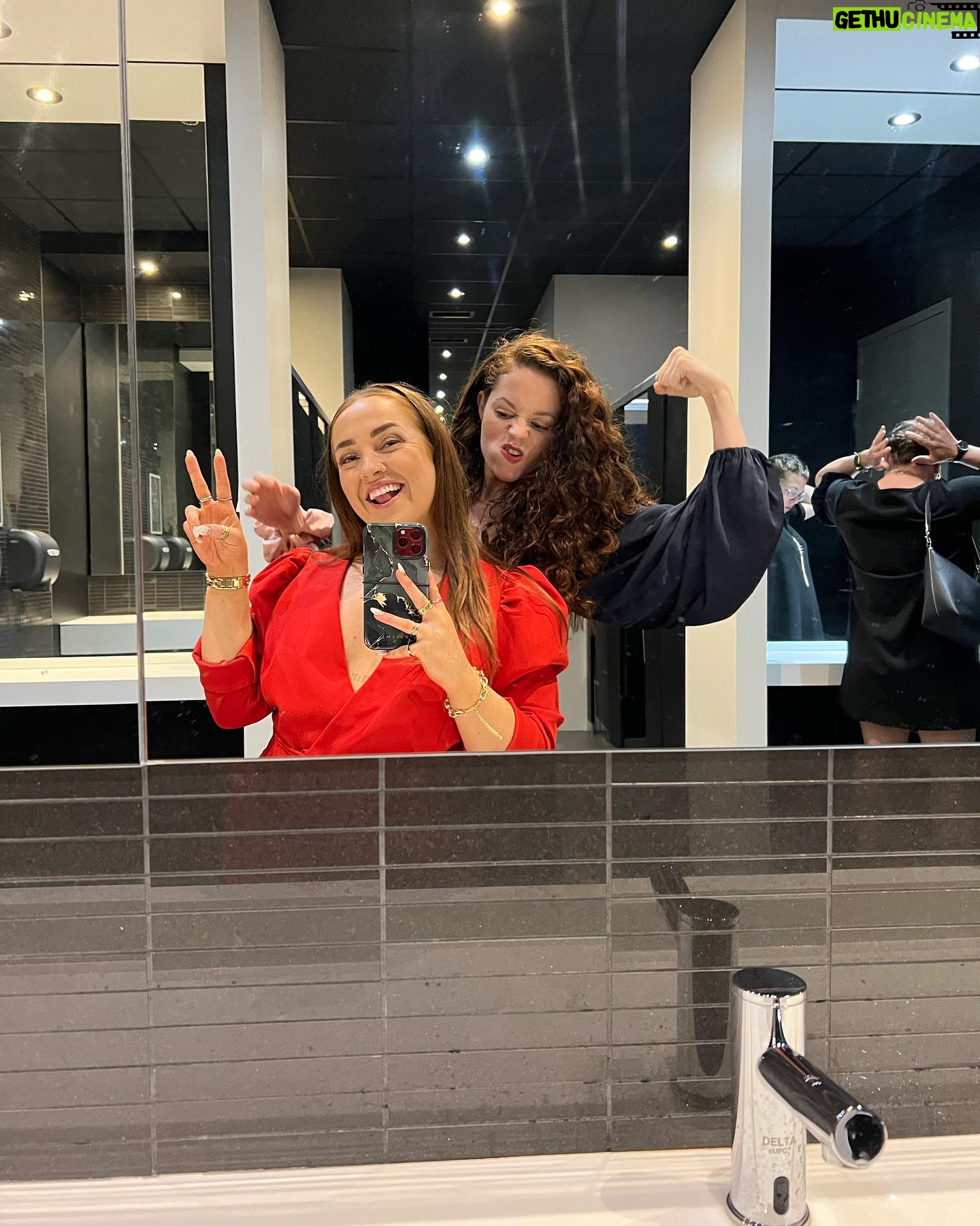 Olivia Leclerc - 1.8K Likes - Retrouver ma cohorte de l’École de Théatre au mariage de @william_cloutier et @sara_dagenais : CHECK ✅
J’ai toute aimé de cette soirée, même les speech sur l’amour ! 😱
*et merci à @ce.lia pour la robe* 😍🙏🏻
#mariage #wedding #outfit #williamcloutier #saradagenais #love #friends #chic