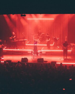 Olivia Ruiz Instagram - Merci, merci, merci 💝❤️🙏🏻❤️. Nous avons donné 8 concerts depuis le début du Réplique Tour, et quel magnifique cadeau que de vous trouver au rdv ! Chacune de ces 8 dates fut absolument complète, et évidemment grâce à vous ! 🥰 Alors encore… Merci ❤️
Et à demain pour de nouvelles retrouvailles sur la grande scène du W au @printempsdb ! 
Je vous embrasse.

Toutes les photos par @laurag_photo 🫶🏻