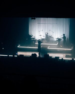 Olivia Ruiz Instagram - Merci, merci, merci 💝❤️🙏🏻❤️. Nous avons donné 8 concerts depuis le début du Réplique Tour, et quel magnifique cadeau que de vous trouver au rdv ! Chacune de ces 8 dates fut absolument complète, et évidemment grâce à vous ! 🥰 Alors encore… Merci ❤️
Et à demain pour de nouvelles retrouvailles sur la grande scène du W au @printempsdb ! 
Je vous embrasse.

Toutes les photos par @laurag_photo 🫶🏻