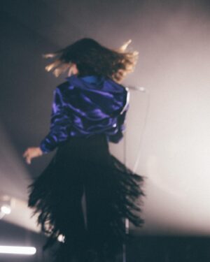 Olivia Ruiz Instagram - Merci, merci, merci 💝❤️🙏🏻❤️. Nous avons donné 8 concerts depuis le début du Réplique Tour, et quel magnifique cadeau que de vous trouver au rdv ! Chacune de ces 8 dates fut absolument complète, et évidemment grâce à vous ! 🥰 Alors encore… Merci ❤️
Et à demain pour de nouvelles retrouvailles sur la grande scène du W au @printempsdb ! 
Je vous embrasse.

Toutes les photos par @laurag_photo 🫶🏻