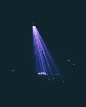 Olivia Ruiz Instagram - Merci, merci, merci 💝❤️🙏🏻❤️. Nous avons donné 8 concerts depuis le début du Réplique Tour, et quel magnifique cadeau que de vous trouver au rdv ! Chacune de ces 8 dates fut absolument complète, et évidemment grâce à vous ! 🥰 Alors encore… Merci ❤️
Et à demain pour de nouvelles retrouvailles sur la grande scène du W au @printempsdb ! 
Je vous embrasse.

Toutes les photos par @laurag_photo 🫶🏻