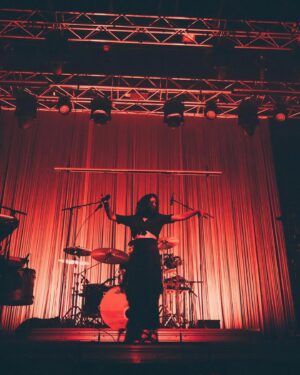 Olivia Ruiz Instagram - Merci, merci, merci 💝❤️🙏🏻❤️. Nous avons donné 8 concerts depuis le début du Réplique Tour, et quel magnifique cadeau que de vous trouver au rdv ! Chacune de ces 8 dates fut absolument complète, et évidemment grâce à vous ! 🥰 Alors encore… Merci ❤️
Et à demain pour de nouvelles retrouvailles sur la grande scène du W au @printempsdb ! 
Je vous embrasse.

Toutes les photos par @laurag_photo 🫶🏻