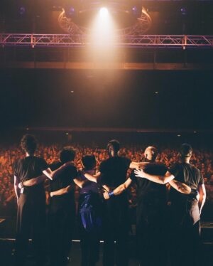 Olivia Ruiz Instagram - Merci, merci, merci 💝❤️🙏🏻❤️. Nous avons donné 8 concerts depuis le début du Réplique Tour, et quel magnifique cadeau que de vous trouver au rdv ! Chacune de ces 8 dates fut absolument complète, et évidemment grâce à vous ! 🥰 Alors encore… Merci ❤️
Et à demain pour de nouvelles retrouvailles sur la grande scène du W au @printempsdb ! 
Je vous embrasse.

Toutes les photos par @laurag_photo 🫶🏻