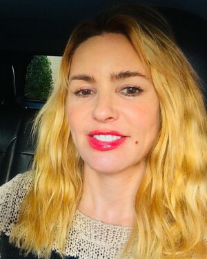 Olivia d'Abo Instagram - Happy Sunday friends! ❤️
