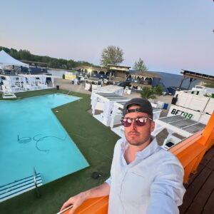 Olivier Primeau Instagram - Je ne sais pas ce que vous faites pendant les deux prochains jours… de notre côté nous organisons deux petits BBQ avec David Guetta sur notre petite plage à Pointe-Calumet. Je ne sais pas si vous avez eu la chance de vous procurer des billets, mais si oui, je peux vous promettre que vous allez vivre une expérience incroyable. Pour ceux qui n’ont pas pu obtenir de billets, j’en suis sincèrement désolé… une prochaine fois peut-être 👀.

Merci à tout le monde de nous encourager autant, vous êtes incroyables 🫶

Un merci spécial à l’équipe du @beachclubmtl 🏝️

Pour une dernière saison comme vous la connaissez. J’ai hâte de vous parler de la suite de cette aventure.

Beachday every day 🏝️
