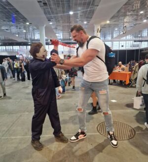 Olivier Richters Instagram - With Matt Smith (Daemon - House of the Dragon) at Comic Con Belgium . He was a little shocked when I walked in 😅. I can't be scarrier than his dragon right? Awesome guy irl, really friendly and happy.

Swipe for more! @heroescomicconbelgium
was a lot of fun. Might have been the biggest one I have been. 

#mattsmith #thedutchgiant
#comiccon
#belgium #houseofthedragon #