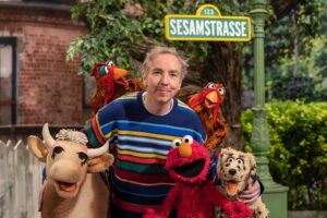 Olli Schulz Instagram - „They say never meet your heroes“. Ich war zu  Besuch in der Sesamstraße und hab meine Kindheitshelden, sowie neue Bewohner und Bewohnerinnen dieser wunderbaren Puppenwelt kennenlernen dürfen. Als ich dann auch noch Grobi traf, war es wirklich so, als würde ich einen alten Freund aus der Kindheit wiedersehen♥️ Das ganze gibt es ab Herbst zu bewundern. Ich habe extra ein Lied für Elmo geschrieben und hoffe, es hat ihm gefallen. Danke für die Einladung, liebe Sesamstraße . Es war mir eine große Ehre. ⚓️💚✌️ #sesamstrasse #Elmo #Grobi #jimhenson #muppets #neuefreunde