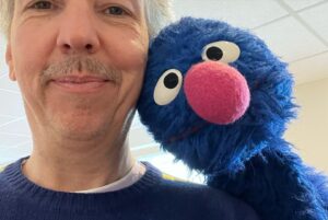 Olli Schulz Instagram - „They say never meet your heroes“. Ich war zu  Besuch in der Sesamstraße und hab meine Kindheitshelden, sowie neue Bewohner und Bewohnerinnen dieser wunderbaren Puppenwelt kennenlernen dürfen. Als ich dann auch noch Grobi traf, war es wirklich so, als würde ich einen alten Freund aus der Kindheit wiedersehen♥️ Das ganze gibt es ab Herbst zu bewundern. Ich habe extra ein Lied für Elmo geschrieben und hoffe, es hat ihm gefallen. Danke für die Einladung, liebe Sesamstraße . Es war mir eine große Ehre. ⚓️💚✌️ #sesamstrasse #Elmo #Grobi #jimhenson #muppets #neuefreunde