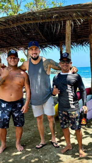Omar Antonio Morales Ferrer Instagram - SURF DAY WITH @omar_mma 🔥🚀

Así fue su primera lección de surf.

¡Gracias por unirte al team!
•
•
•
#surf#ocean#surfeacaribe#surflife#surfing#Anare #surftrip#ocean#surfskate