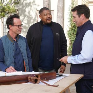 Omar Benson Miller Instagram - Have you ever tried to hook a good friend up with a job & they blew it? Well tonight we welcome @robriggle to @theunicorncbs & he puts our friendship to the test. Do you play the game to get the job or nah? Tonight @ 930p on @cbstv #construction #landscape