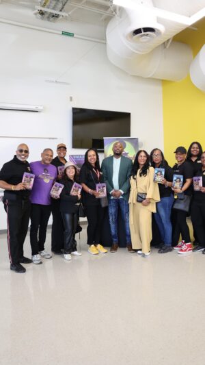 Omar Epps Instagram - Big salute to all the good folks at @crenshawhigh & @malikbooks!! I had a great time vibing with the community, and spreading the much needed messages within my Nubia book series. Plus, the event was free for the people😁 Happy holidays from mine to you & yours! Love!
#NubiaTheAwakening🔥🔥🔥
#NubiaTheReckoning🔥🔥🔥
There’s no gift like the present…