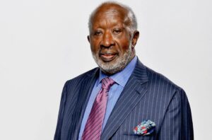 Omar Epps Instagram - Big salute to a man who lived a full life! Thank you to the undeniable trailblazer Clarence Avant!! You’ve left a formidable blueprint of discipline, strategy & fearlessness that will undoubtedly help guide future generations of visionaries towards their purposes & greater goals. Condolences to your family & friends🙏🏾🙏🏾
May you dance with the angels now King!👑
Thank you!
#RIPClarenceAvant