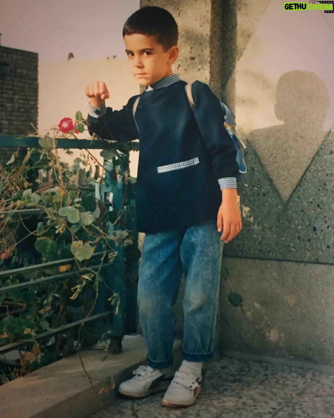 Omid Nemati - 13.7K Likes - .
من آدم ناشکری نیستم.
هر روز ماه مهر که از خواب بیدار میشم و میبینم قرار نیست به مدرسه برم،خدا رو شکر میکنم.
از این که قرار نیست ۶ صب که هیچ کس بیدار نیست ، من با ۷ سال سن و کله کچل ، بیدار باشم.
از اینکه قرار نیست سر صف بایستم و به سخنرانی دلگیر و تهدید آمیز مدیر مدرسه گوش بدم.
از این که قرار نیست سر صب داد بزنن “از جلو نظام” و من هم متقابلا داد بزنم.
و و و
خدایا امروز هم شکرت.
#بوی_ماه_مهر #بوی_ماه_مدرسه