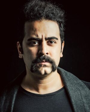 Omid Nemati Instagram - .
از سال ۱۳۹۱ نزدیک کنسرت که میشود میرویم پیش رفیقمان “آرش عاشورینیا” چند تا عکس جدید میگیریم.
نکته اش برای من مواجه ی خودم با خودم هست.
روزهایی که رفته ، عشق ها و خوشگذرانی ها و غم ها و آزردگیها
همه ، رد پایشان را برجا گذاشته اند.
و هر بار چند تار موی سفید اضافه 
و این منم در بهمن ماه ۱۳۹۷
📷 @arashnia