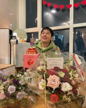 On Ju-wan Instagram - 생일 끝나기전에 마구잡이로 올리는 마지막 사진러쉬📸
오늘 연락해서 축하해준 형들 누나들 동생들 고맙고 
오늘 채워준 행복 감사합니다~
@montblanc THX

연말 다들 아프지말고 감기조심 하기💪