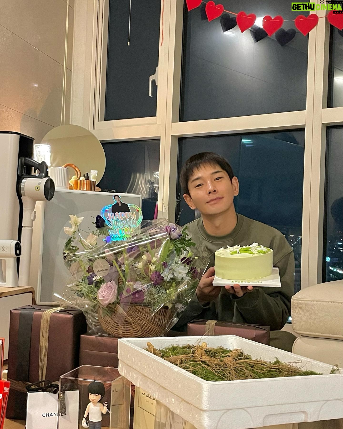 On Ju-wan - 4.4K Likes - 생일 축하 고마워요❤️
항상 고맙고 감사하기만한 온 카페 팬들.
비오는 오늘 날씨가 다시 추워지니까 감기조심.
장뇌삼 보내준 어르신들~ 하루에 한뿌리씩~
모조리 다 씹어먹어줄께요 ㅎ
83년도에 나온 과자라며 찾아서 보내준 친구들~
동갑 친구들 보내줘서 땡큐😏
행복합시다~~~~~
난 행복합니다~~~❤️