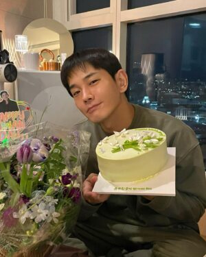 On Ju-wan Instagram - 생일 축하 고마워요❤️
항상 고맙고 감사하기만한 온 카페 팬들.
비오는 오늘 날씨가 다시 추워지니까 감기조심.

장뇌삼 보내준 어르신들~ 하루에 한뿌리씩~
모조리 다 씹어먹어줄께요 ㅎ
83년도에 나온 과자라며 찾아서 보내준 친구들~ 
동갑 친구들 보내줘서 땡큐😏

행복합시다~~~~~
난 행복합니다~~~❤️