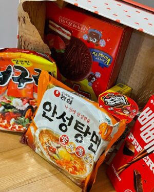On Ju-wan Instagram - 생일 축하 고마워요❤️
항상 고맙고 감사하기만한 온 카페 팬들.
비오는 오늘 날씨가 다시 추워지니까 감기조심.

장뇌삼 보내준 어르신들~ 하루에 한뿌리씩~
모조리 다 씹어먹어줄께요 ㅎ
83년도에 나온 과자라며 찾아서 보내준 친구들~ 
동갑 친구들 보내줘서 땡큐😏

행복합시다~~~~~
난 행복합니다~~~❤️