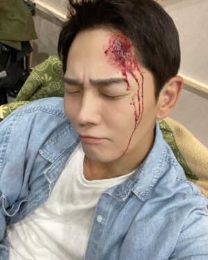 On Ju-wan Instagram - #낮에뜨는달 
#ENA

난 가끔.. 피를 흘린다..🩸
ㅎ

누가 이렇게 만들었는지 궁금하면 
오늘도 본방사수😏