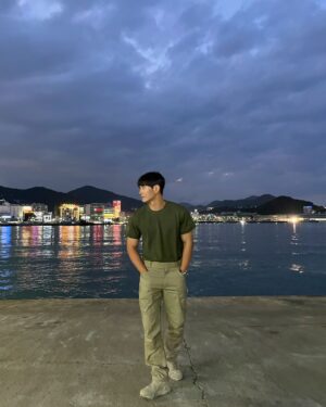 On Ju-wan Instagram - 이번 백반기행 식당을 많이 물어보셔서 남겨요~😏
1. 돋을볕식당- 금오도 섬안에 위치해있고 가정식 백반이 나오는~정말 산지에서만 먹을수 있는 재료로 만든 백반맛집.
2.할매맛집- 금오도 섬 안에 서대회무침과 쏨뱅이맑은탕. 막걸리식초를 써서 새콤달콤함과 얼큰한 탕 궁합이 좋았던 집.
3. 경도회관- 경도 섬안에 하모(갯장어) 샤브샤브 와 회. 여수에 가면 꼭 한번 먹어보길 바라는 하모샤브샤브. 간김에 하모회도~ 

세 집 다 너무 각각의 맛이 있고~ 매력있는 음식인건 분명👍

여름휴가 여수쪽으로 가시는 분들은 꼭 가보시길🙏

#허영만백반기행 
#여수